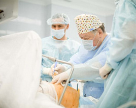 За операциями казахстанского хирурга наблюдает весь мир